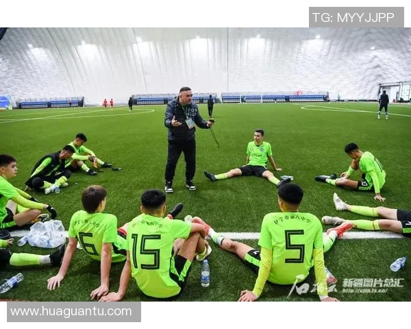 足球番外篇：探寻绿茵场外的故事与传奇人物的精彩人生